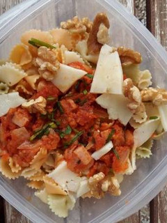 Una foto de Pasta con boloñesa de pavo, queso y nueces (para tupper)