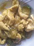 Petto di pollo con zucchine, funghi e curry