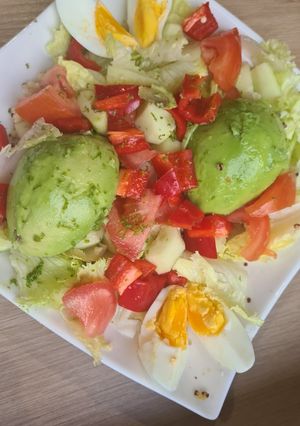 Une photo de Salade d'été au quinoa / avocat