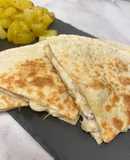 Quesadillas de pollo con nata y arándanos rojos