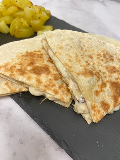 Una foto de Quesadillas de pollo con nata y arándanos rojos