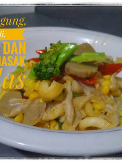 Foto resep Tumis pedas sayur jagung, brokoli, jamur tiram dan bakso