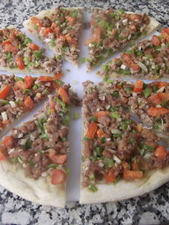 Una foto de Lahmacun o pizza turca