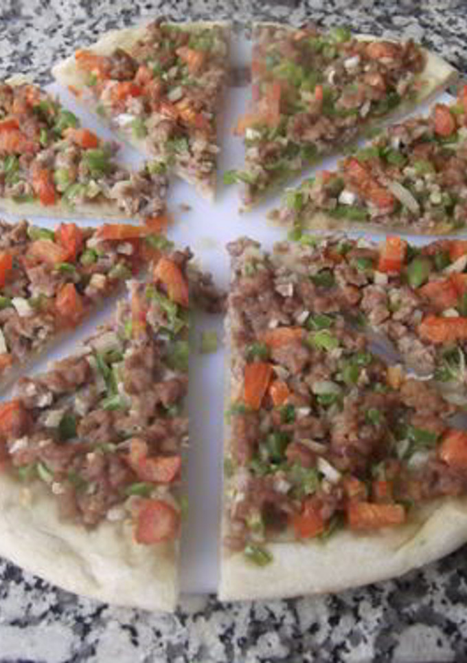 Una foto de Lahmacun o pizza turca