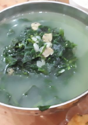 Hình của món Canh ngao nấu mồng tơi.
