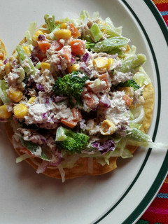 Una foto de Ensalada de atún en tostadas