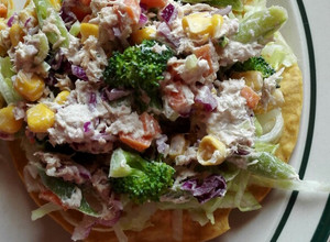 Una foto de Ensalada de atún en tostadas