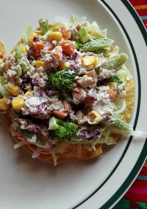 Una foto de Ensalada de atún en tostadas