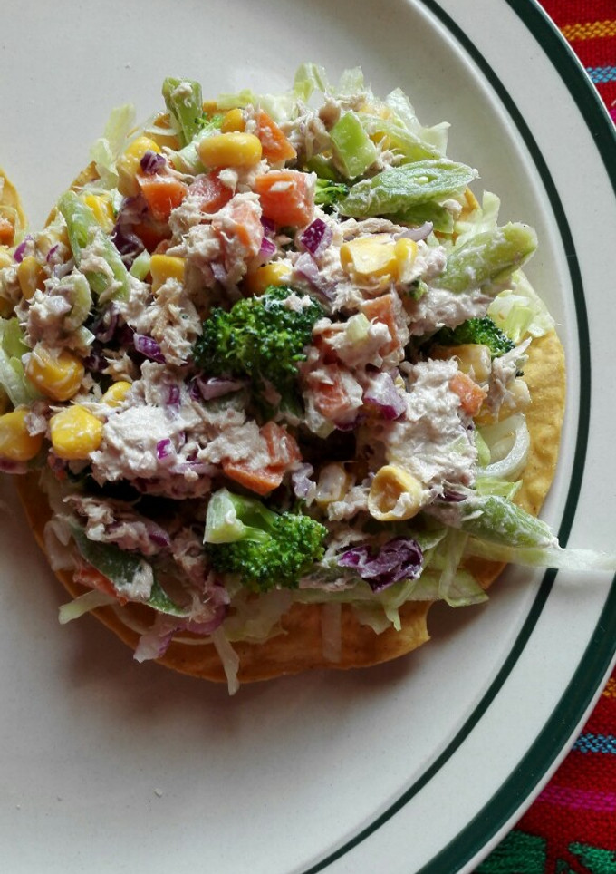 Una foto de Ensalada de atún en tostadas