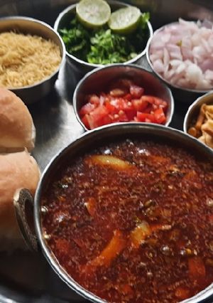 A picture of Spicy misal pav.