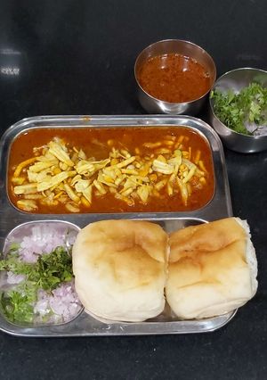 A picture of Kolhapuri Misal Pav.
