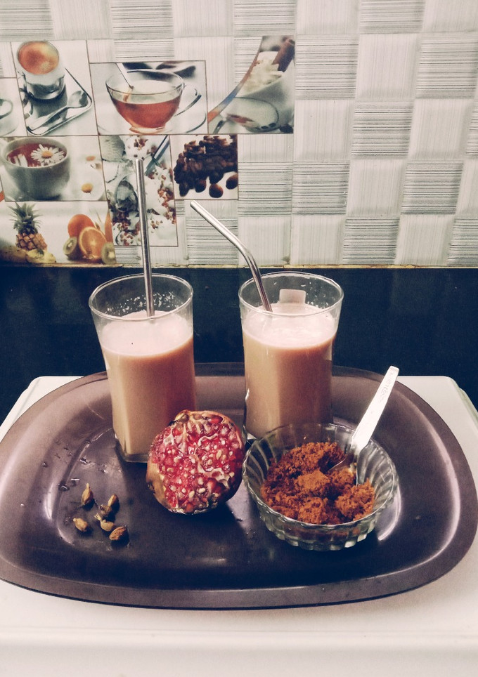 ஆரோக்கியமான நாட்டு சர்க்கரை மாதுளை ஜூஸ் (Maathulai juice recipe in tamil) செய்முறை முக்கிய புகைப்படம்