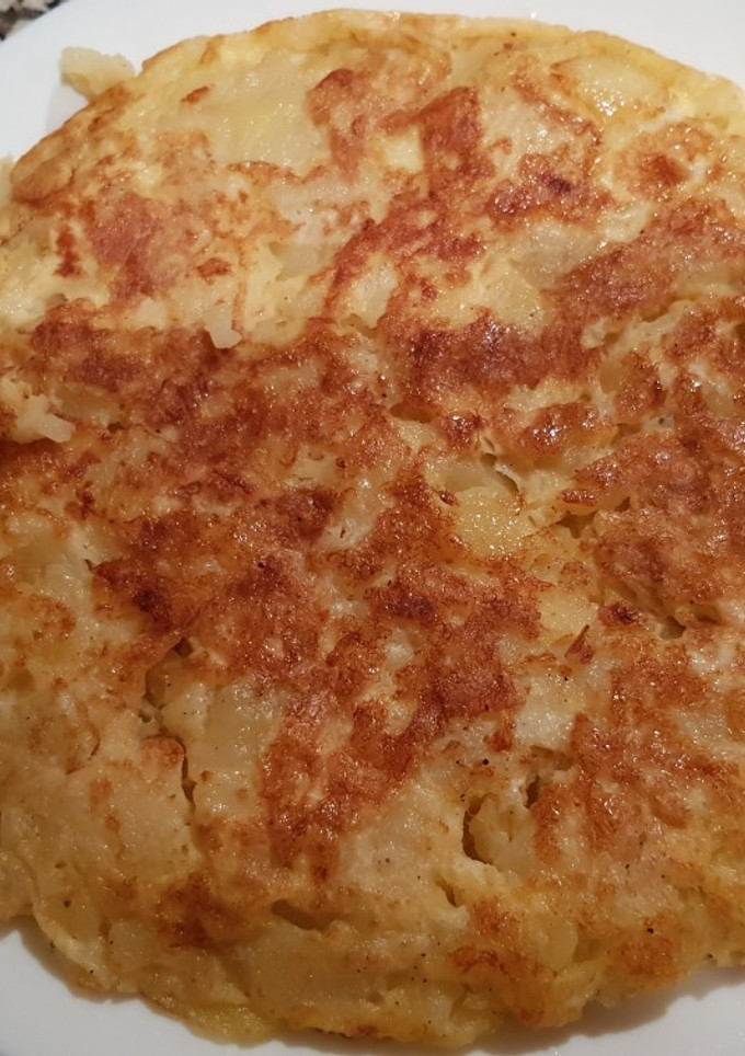 Una foto de Tortilla de patata cuajada con sal y pimienta