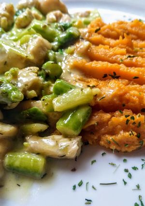 Tejszínes-spárgás csirkeragu, édesburgonya pürével Lm, Gm, Hm recept fotója