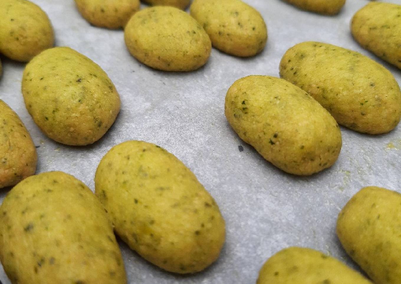 Cheese Spinach Cookies (mixed cheddar & parmesan)