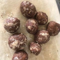 A picture of Coconut choco ladoo.