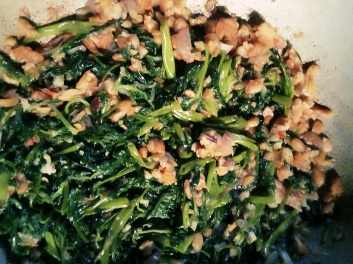 Langkah Mudah untuk Menyiapkan Tumis kangkung tempe uleg Anti Gagal