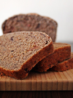 Una foto de Pan de centeno con tomate seco y aceitunas