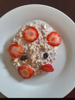 Una foto de Granola con yogurt y fresas