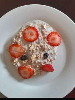 Una foto de Granola con yogurt y fresas