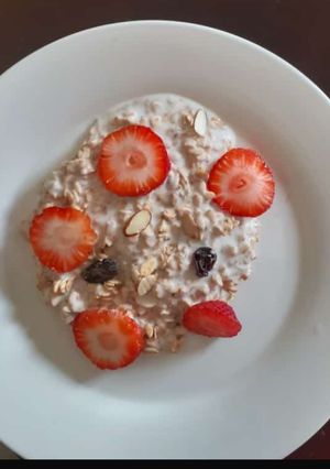 Una foto de Granola con yogurt y fresas