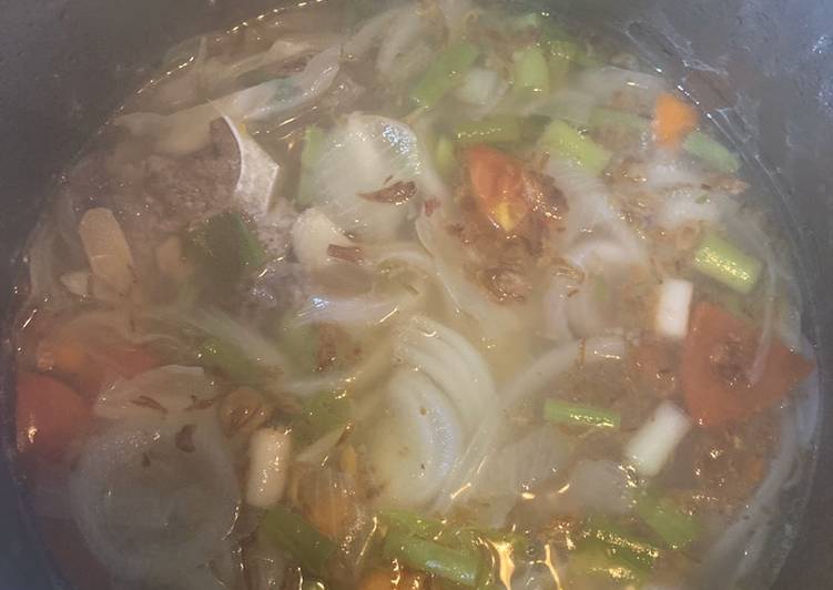 Sop buntut sapi bumbu racik