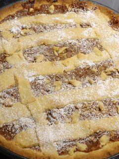 Una foto de Tarta con dulce de leche con frutos secos