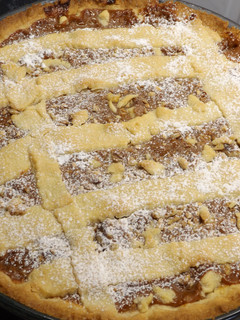 Una foto de Tarta con dulce de leche con frutos secos