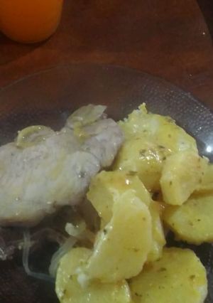 Una foto de Pollo al limón con papas
