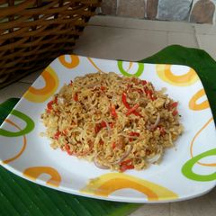 A picture of Fried noodles with egg and sradine.