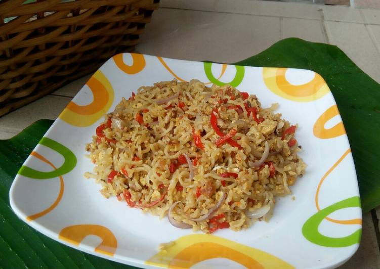 Recipe of Tasty Fried noodles with egg and sradine