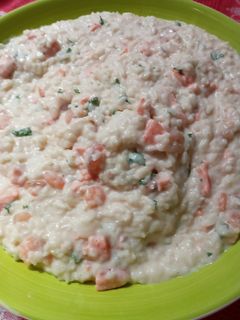 Una foto de Risotto de salmón ahumado y camarones