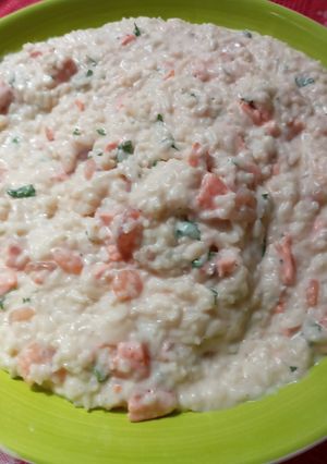 Una foto de Risotto de salmón ahumado y camarones