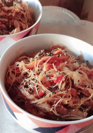 Una foto de Fideos de arroz con hongos y ternera sin tacc 🍜