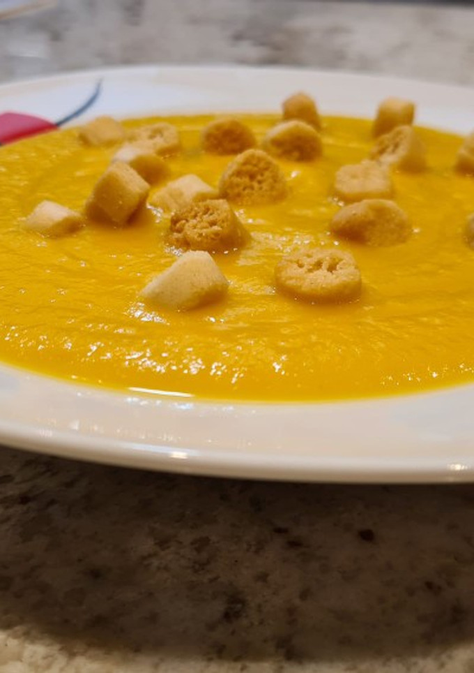 Una foto de Crema de chirivía, calabacín y zanahorias