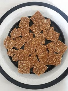 શીંગદાણા ની ચિક્કી (Peanuts Chikki Recipe In Gujarati) રેસીપી મુખ્ય ફોટો