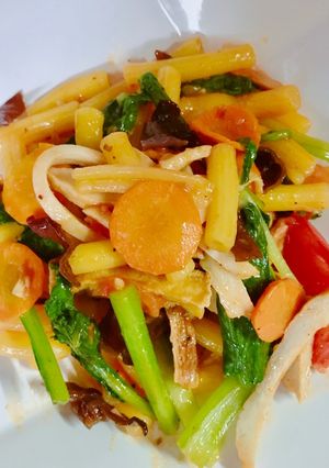 Hình của món Nui xào ngũ sắc (chay).