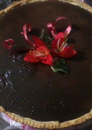 Una foto de Cheesecake con ganache de chocolate amargo, libre de azúcar