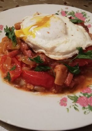 O poză a rețetei Legume călite cu salam și ou ochi.