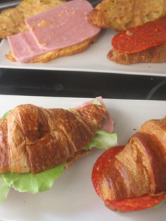 Una foto de Cruasanes con jamón dulce y chorizo de Pamplona