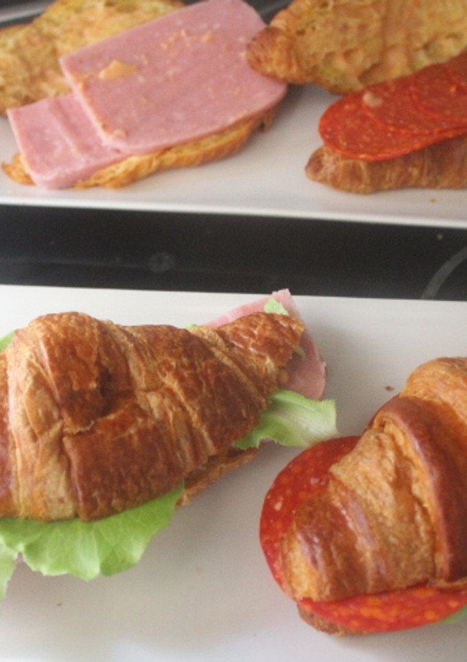 Una foto de Cruasanes con jamón dulce y chorizo de Pamplona