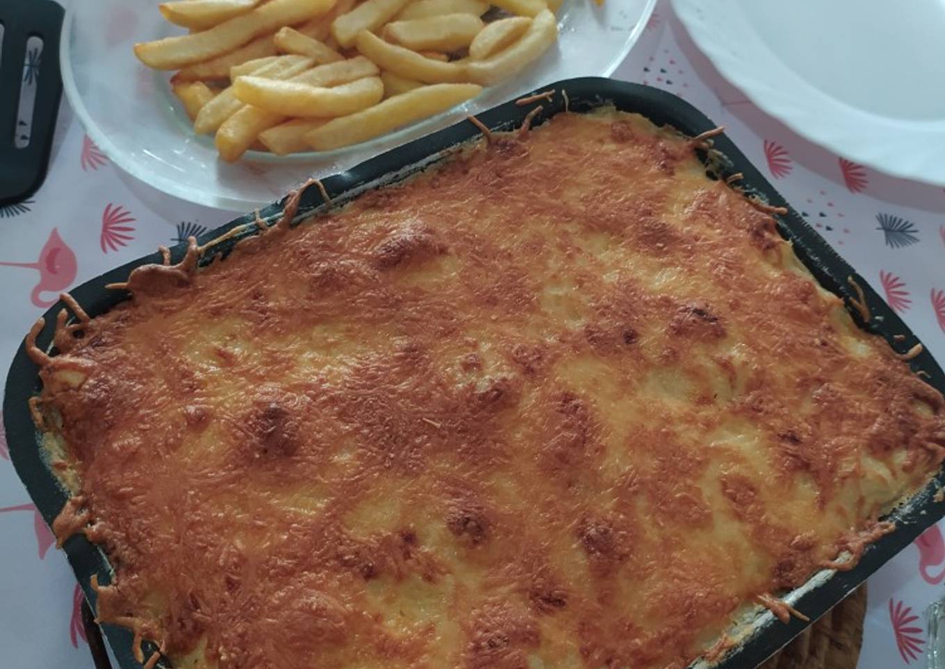 Lasaña de carne picada de pavo y pollo, bacon, huevo y pimientos