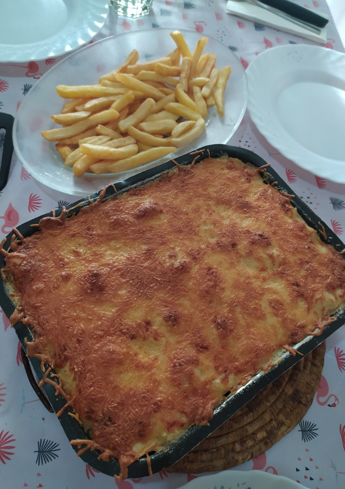 Una foto de Lasaña de carne picada de pavo y pollo, bacon, huevo y pimientos