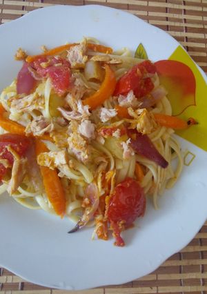 Una foto de Tallarín saltado con atún