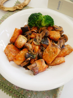 平底鍋「蘑菇炒鮭魚」鮮香下飯!! 的食譜成品照片