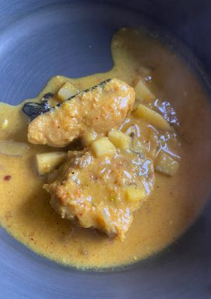 A picture of Fish in raw mango curry.
