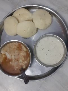 इडली सांबर ओर नारियल चटनी (idli sambar aur nariyal chutney recipe in Hindi) रेसिपी मुख्य फोटो
