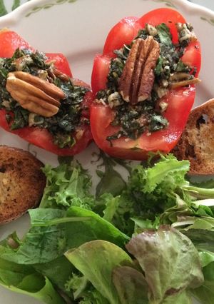 Una foto de Tomates rellenos con pesto (Me embarcaré en tu perfumada intimidad)