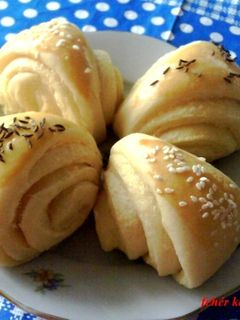 Szezámmagos-köményes háromszögek recept fotója