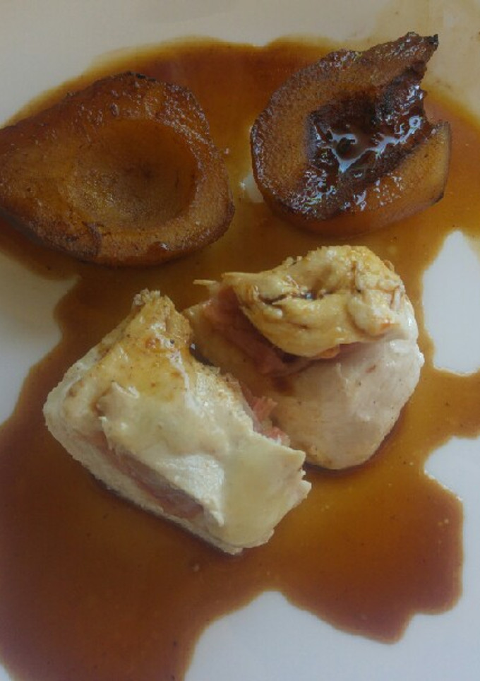 Una foto de Pechuga de pollo rellena de jamón y queso con peras al vino